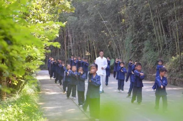 image shows students learning kung fu moves at the wudang kung fu academy